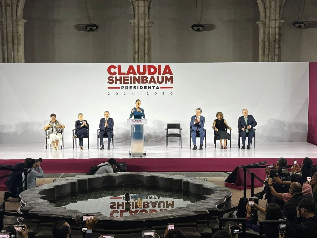 La virtual presidenta electa, Claudia Sheinbaum, junto con su recién nombrado gabinete, en instalaciones del MIDE, en el Centro Histórico capitalino, el 20 de junio de 2024. Foto Luis Castillo

