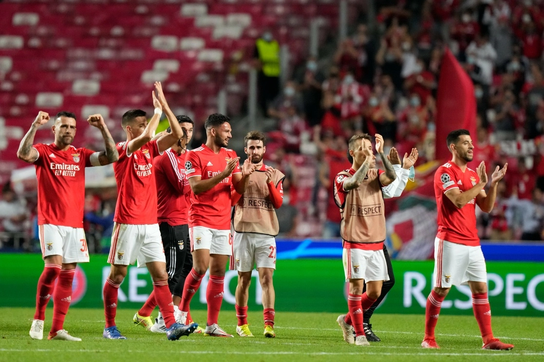 Los jugadores de Benfica celebran su triunfo ante los catalanes. Foto Ap