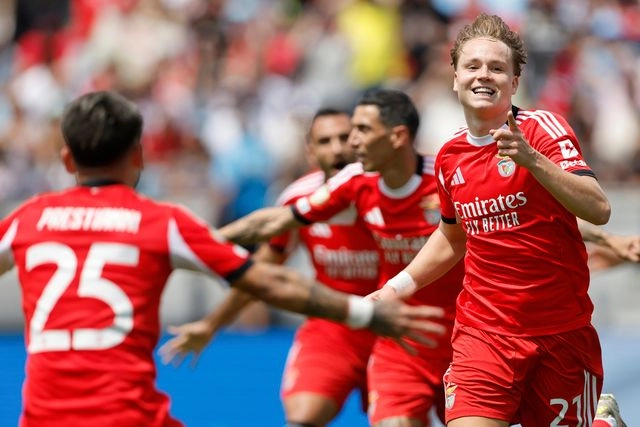 Jugadores del Benfica festejan al término del encuentro. Foto 