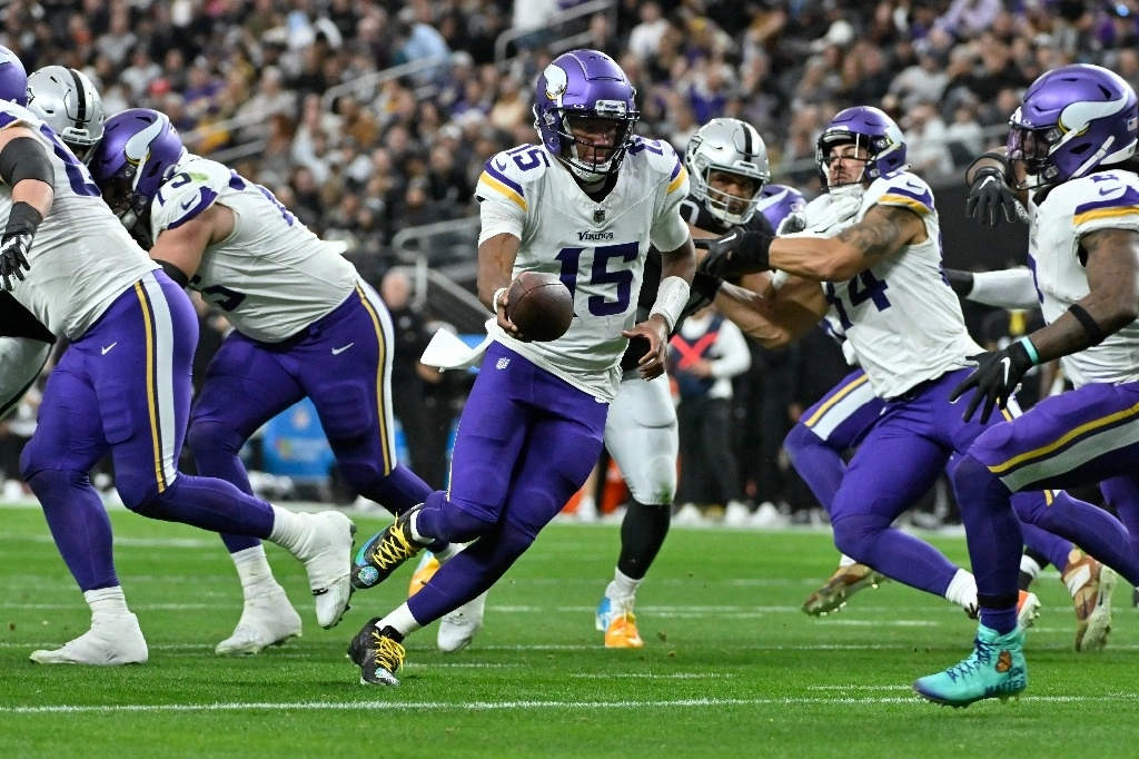 El mariscal de campo de los Minnesota Vikings, Joshua Dobbs (15), entrega la mano durante la primera mitad de un partido de fútbol americano de la NFL contra los Raiders de Las Vegas, el domingo 10 de diciembre de 2023, en Las Vegas. Foto Ap