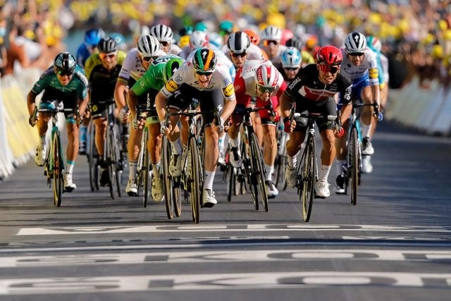 El irlandés Sam Bennett ganó la décima etapa del Tour de Francia, un esprint masivo en la isla de Ré. Foto Christophe Ena / various sources / Afp