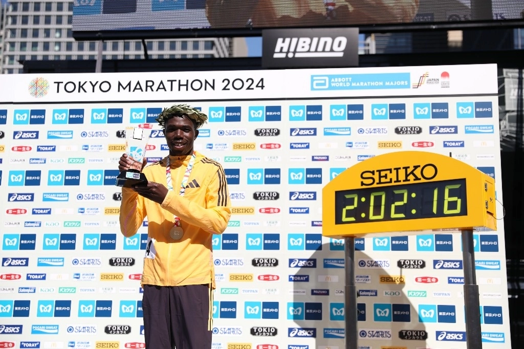 La carrera se caracterizó con un pelotón de diez hombres muy compacto que pasó los 10 kilómetros con un tiempo de 00:28:30. En la imagen, Benson Kipruto, ganador de la edición 2024 de la Maratón de Tokio. Foto tomada de X @TokyoMarathon_E.