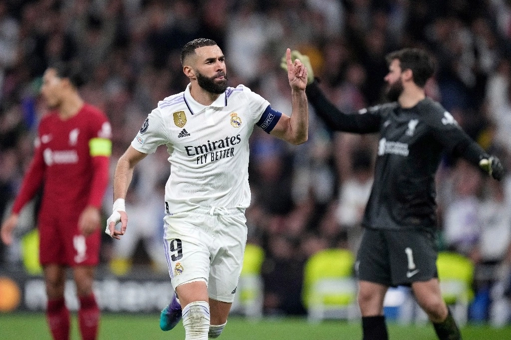Karim Benzema celebra el gol con el que el Real Madrid derrotó al Liverpool (6-2 global) en el estadio Santiago Bernanbéu, durante el juego de vuelta de los octavos de final de la Liga de Campeones. Foto Ap.
