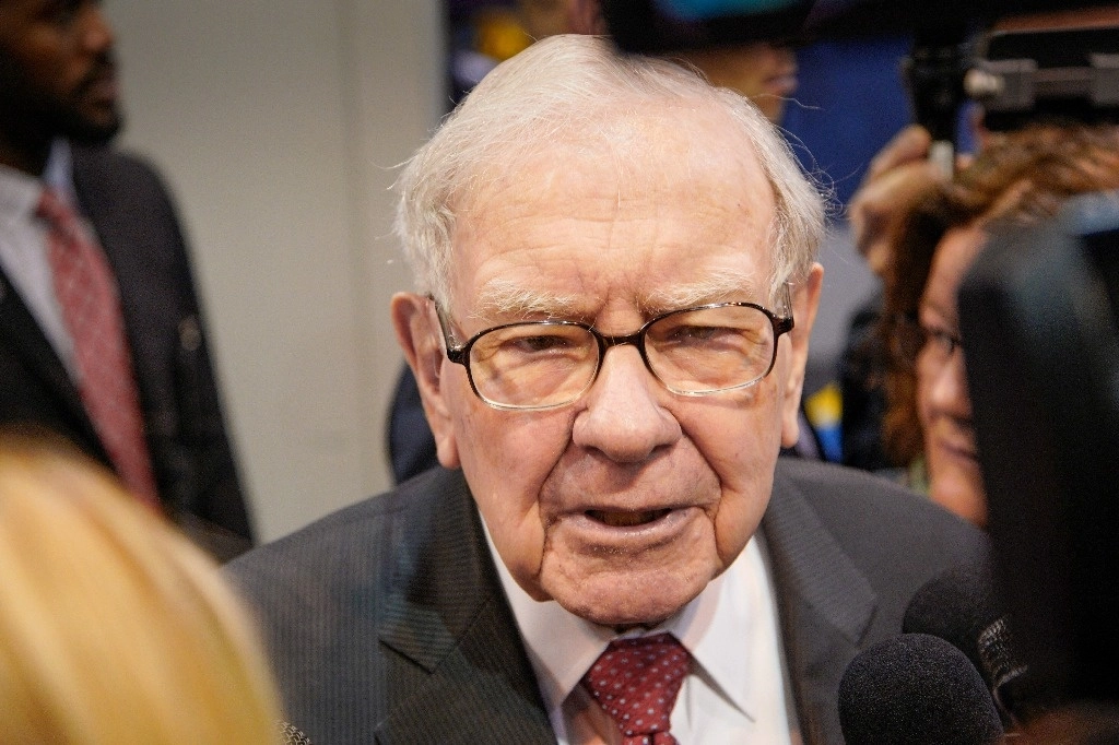  Warren Buffett, presidente y director ejecutivo de Berkshire Hathaway, durante un recorrido por el centro de convenciones CHI Health donde varias empresas de Berkshire Hathaway exhiben sus productos, antes de presidir la reunión anual de accionistas en Omaha, Nebraska, el sábado 4 de mayo de 2019. Foto Ap