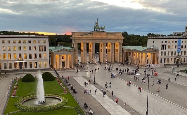 La Puerta de Brandenburgo desde la terraza de un hotel de símbolo de Berlín desde la terraza de un hotel de lujo. Aqui se lleva a cabo la mayor fiesta de fin de año en Alemania. Foto Alia Lira Hartmann