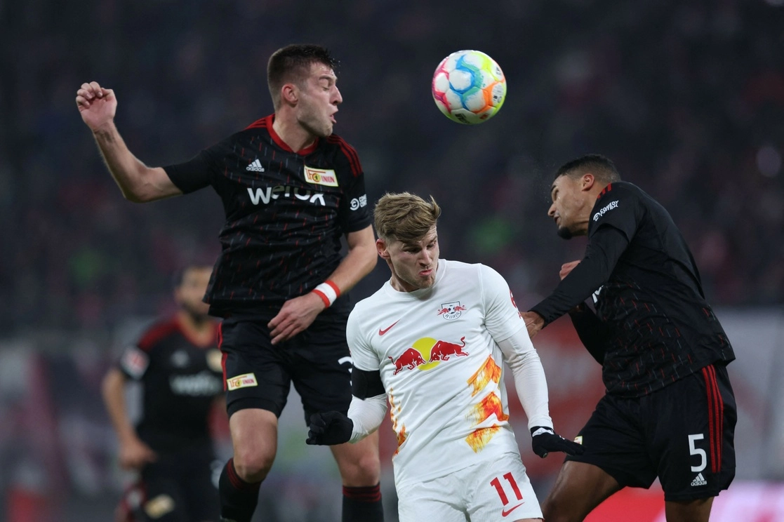 Unión Berlín remontó el duelo ante Liepzig y se colocó como segundo lugar de la Bundesliga. Foto Afp