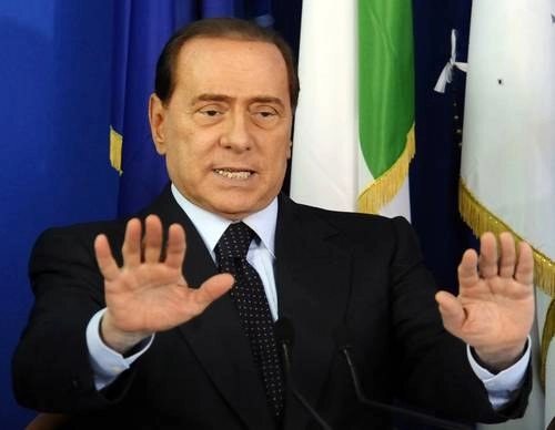 El estado de salud del ex jefe de gobierno italiano Silvio Berlusconi, hospitalizado el jueves por una infección pulmonar causada por el Covid-19, es "estable", según un comunicado. Foto Ap / Archivo