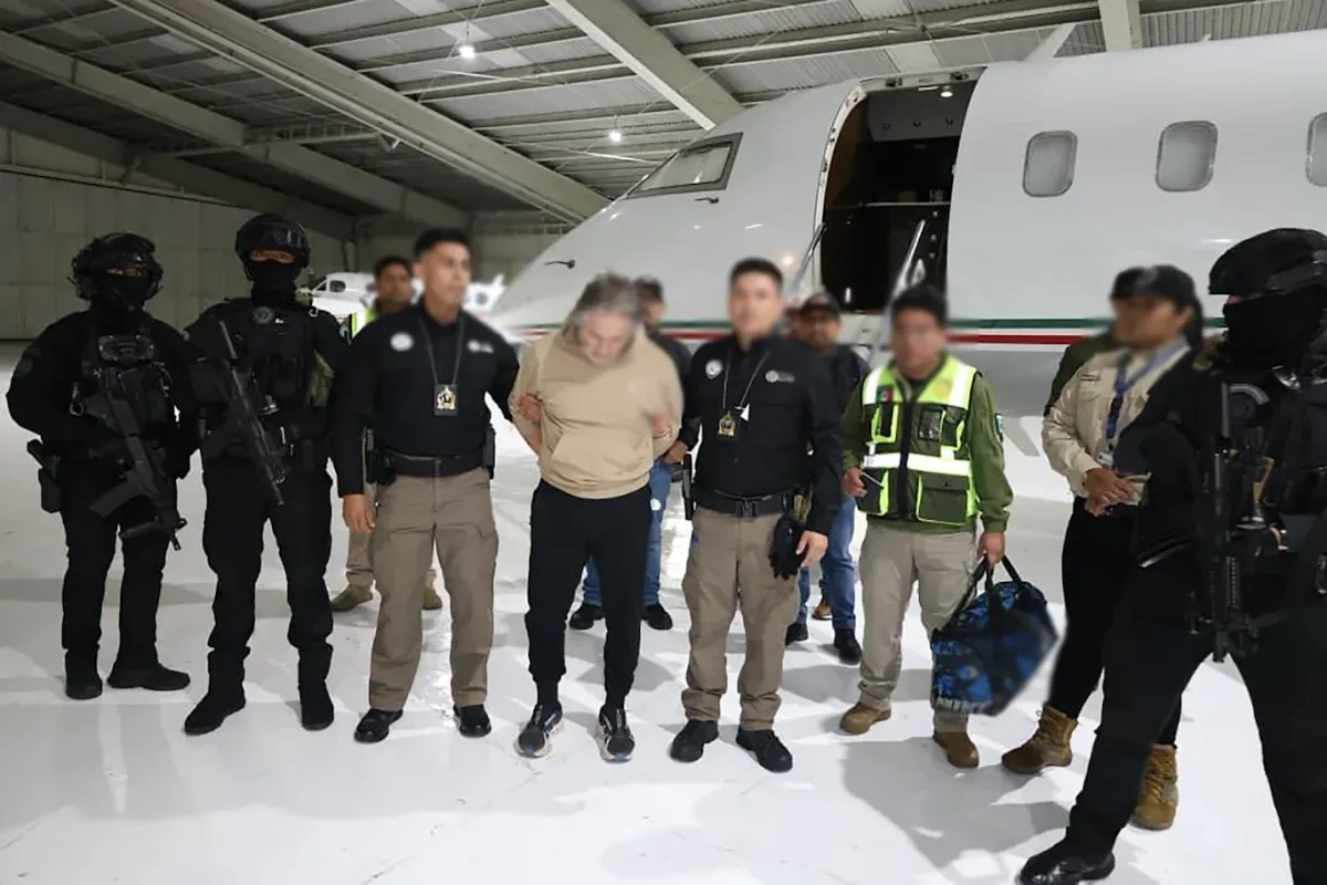 El ex secretario de Seguridad de Tabasco, Hernán Bermúdez Requena, a su llegada al aeropuerto de Toluca, Edomex, el 18 de septiembre de 2025. Foto
