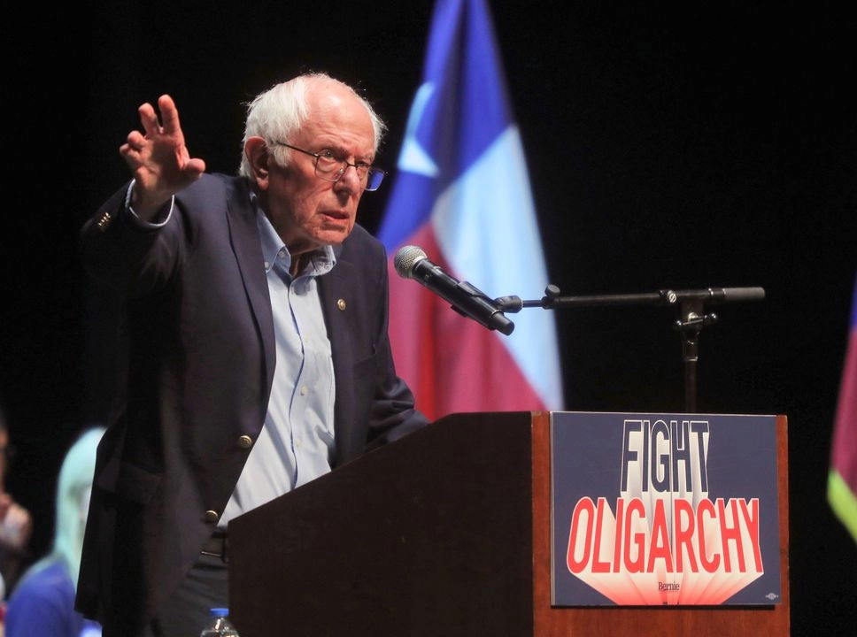 El senador estadounidense Bernie Sanders habla durante una parada de la gira "Combatiendo la Oligarquía" en el Centro de Artes Escénicas de McAllen.