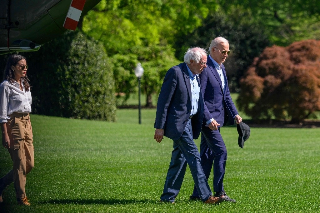 El presidente de EU, Joe Biden y el senador independiente, Bernie Sanders, caminan en el jardín sur de la Casa Blanca en Washington, DC. Foto Afp / Archivo