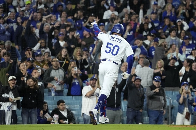 El beisbolista de los Dodgers, Mookie Betts festeja su jonrón durante el juego. Foto Ap