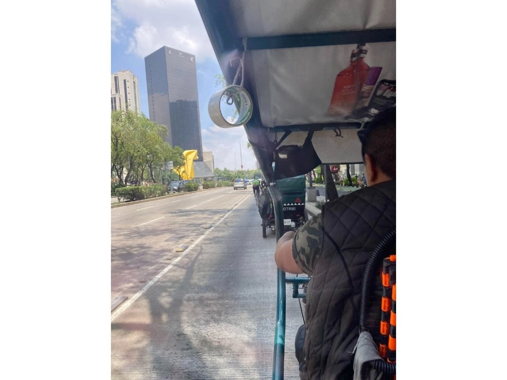 Los inconformes indicaron que también la ciclovía estaba ocupada en varios tramos en dirección a Chapultepec por bicitaxis estacionados. Foto Bertha Teresa Ramírez