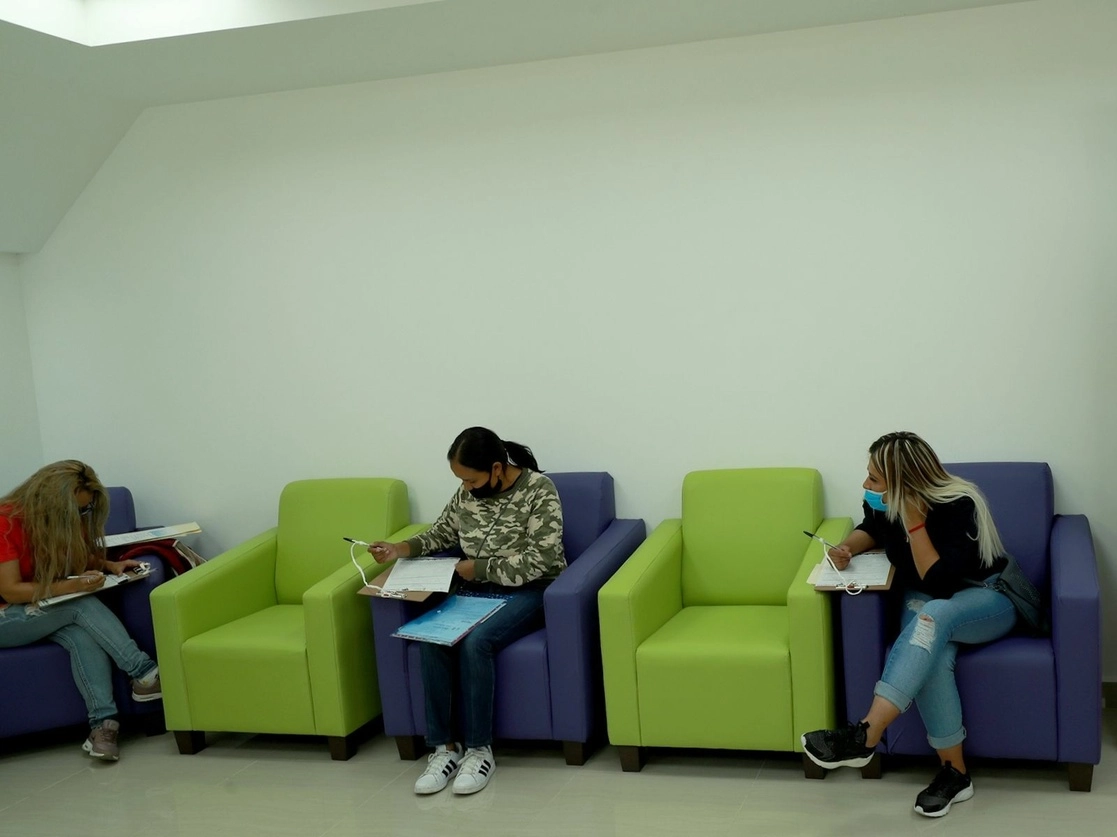 Jóvenes llenan solicitudes de empleo durante la pandemia. Foto María Luisa Severiano / Archivo