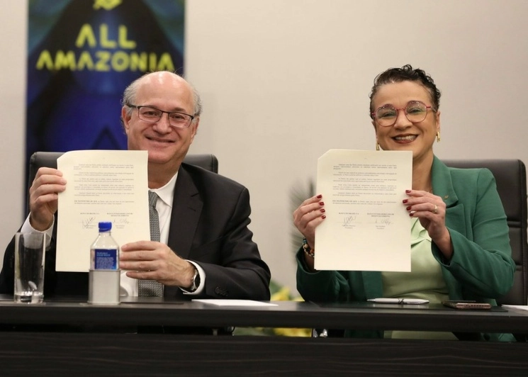 Ilan Goldfajn, presidente del BID, y Tarciana Medeiros, presidenta del Banco de Brasil, tras el anuncio para destinar 250 millones de dólares a acciones destinadas a conservar la selva amazónica. Foto tomada de X @igoldfajn.