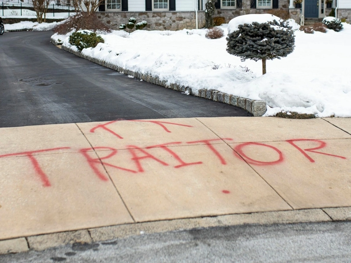 La palabra "Traidor" fue pintada con aerosol en la entrada de la casa de Michael van der Veen, uno de los abogados de Donald Trump, en los suburbios de Filadelfia, el 13 de febrero de 2021. Foto The Philadelphia Inquirer vía Ap

