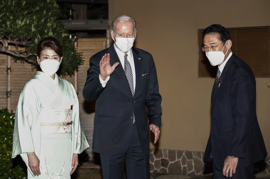 El primer ministro Fumio Kishida y su esposa Yukio, con el mandatario estadunidense, Joe Biden, en Tokio, el 23 de mayo de 2022. Foto Ap 