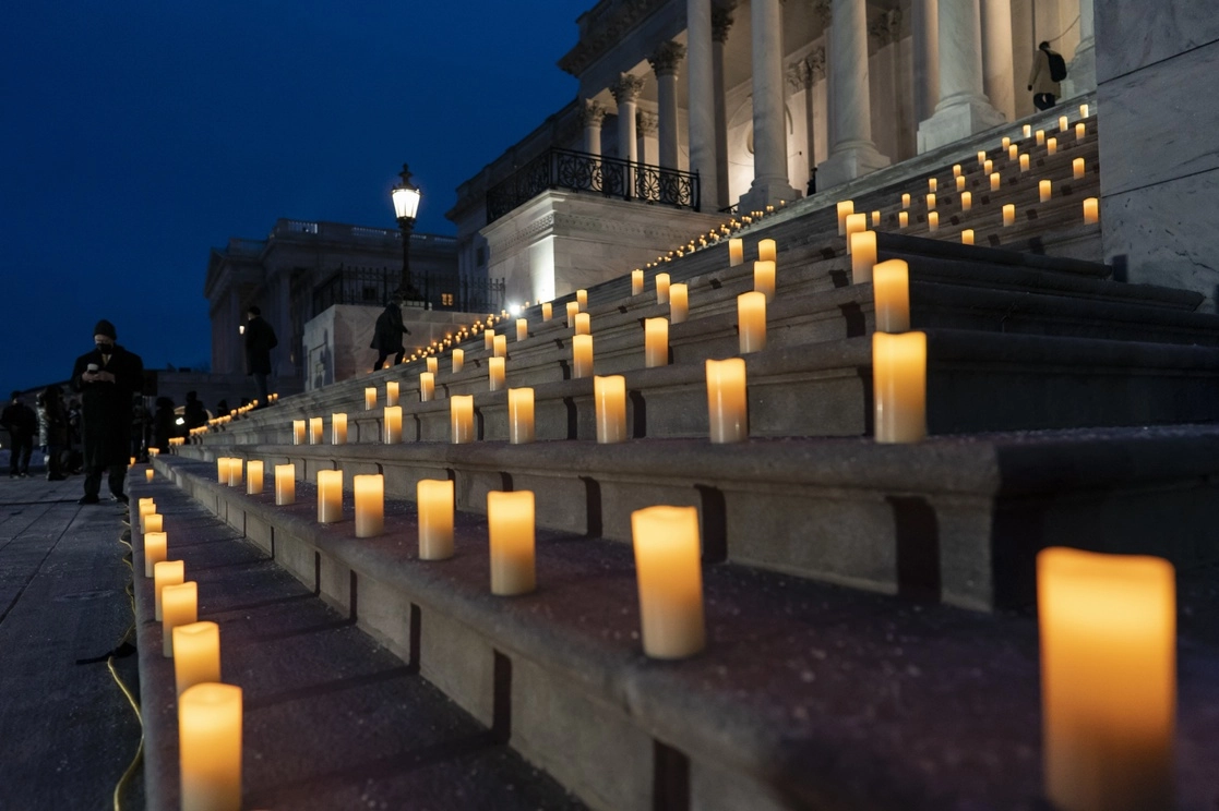 Como parte de los actos para recordar el aniversario del asalto al Capitolio por una turba de seguidores de Donald Trump, se celebró ayer una vigilia a la entrada del recinto. Foto Ap