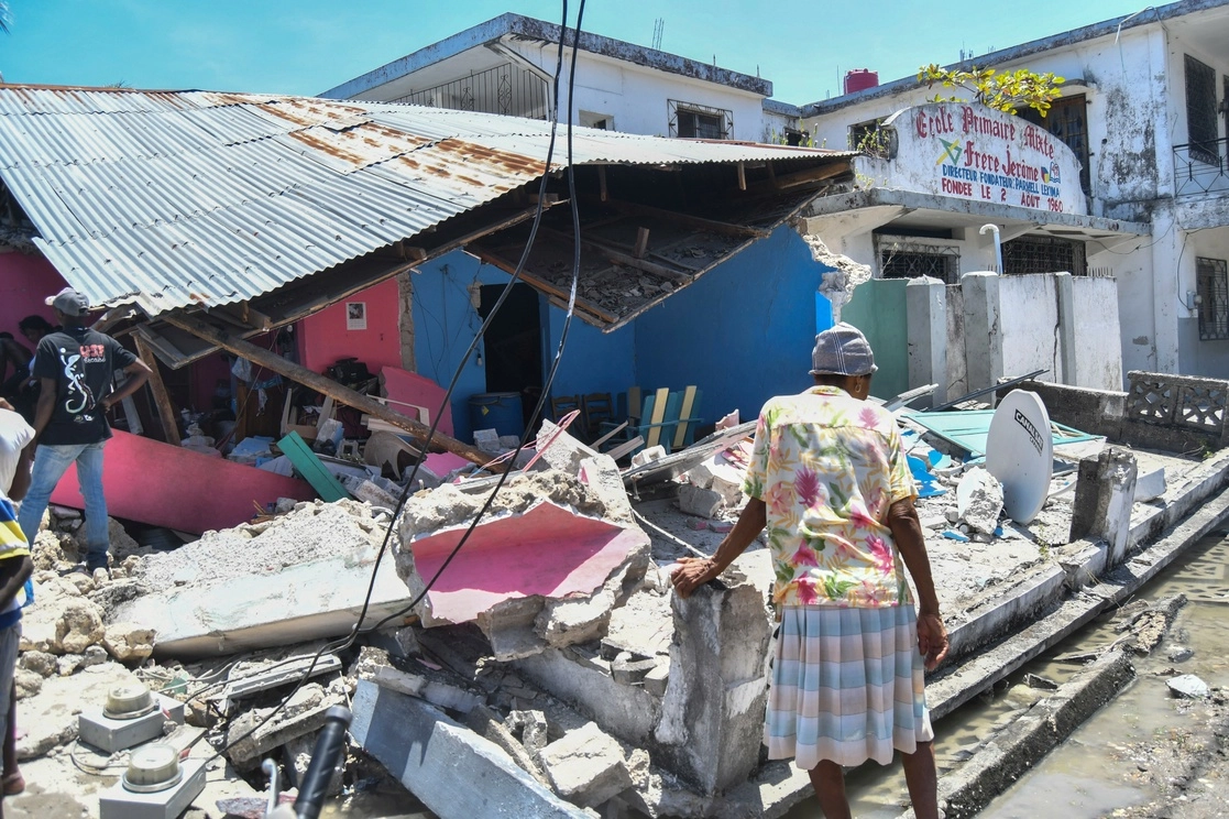 Una mujer se encuentra frente a su casa destruída en Les Cayes, Haití. Foto Ap