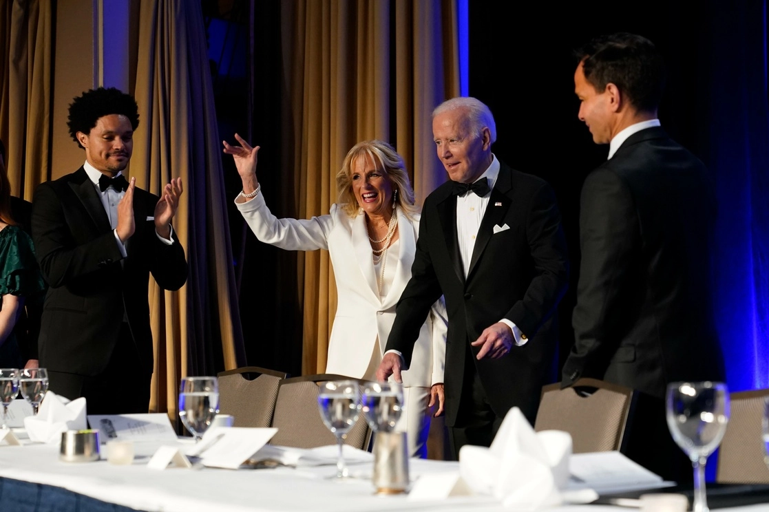 El presidente de EU, Joe Biden, y su esposa Jill Biden, a su llegada anual de la Asociación de Corresponsales de la Casa Blanca, en Washington. D.C., junto al comediante Trevor Noah, el 30 de abril de 2022. Foto Ap