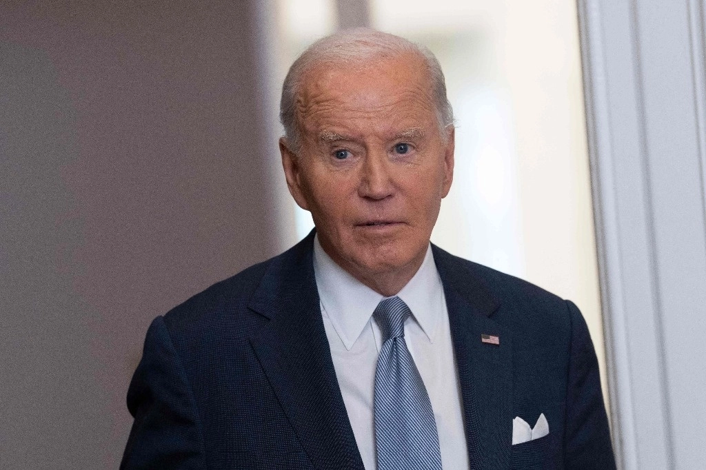 El presidente de Estados Unidos, Joe Biden, responde a la pregunta de un periodista después de hacer una declaración sobre los recientes acontecimientos en Siria, incluida la caída de Damasco ante los rebeldes, en la Sala Roosevelt de la Casa Blanca en Washington, DC, el 8 de diciembre de 2024. Foto Afp