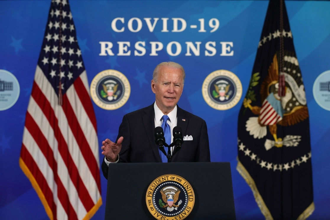 El llamado Plan de Rescate de América, con un total de casi 1.9 billones de dólares, será promulgado en ley por Biden el viernes. Foto: Afp