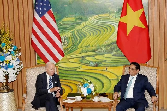 El primer ministro de Vietnam, Pham Minh Chinh (der), y el presidente estadunidense, Joe Biden (izq) durante su reunión. Foto Afp