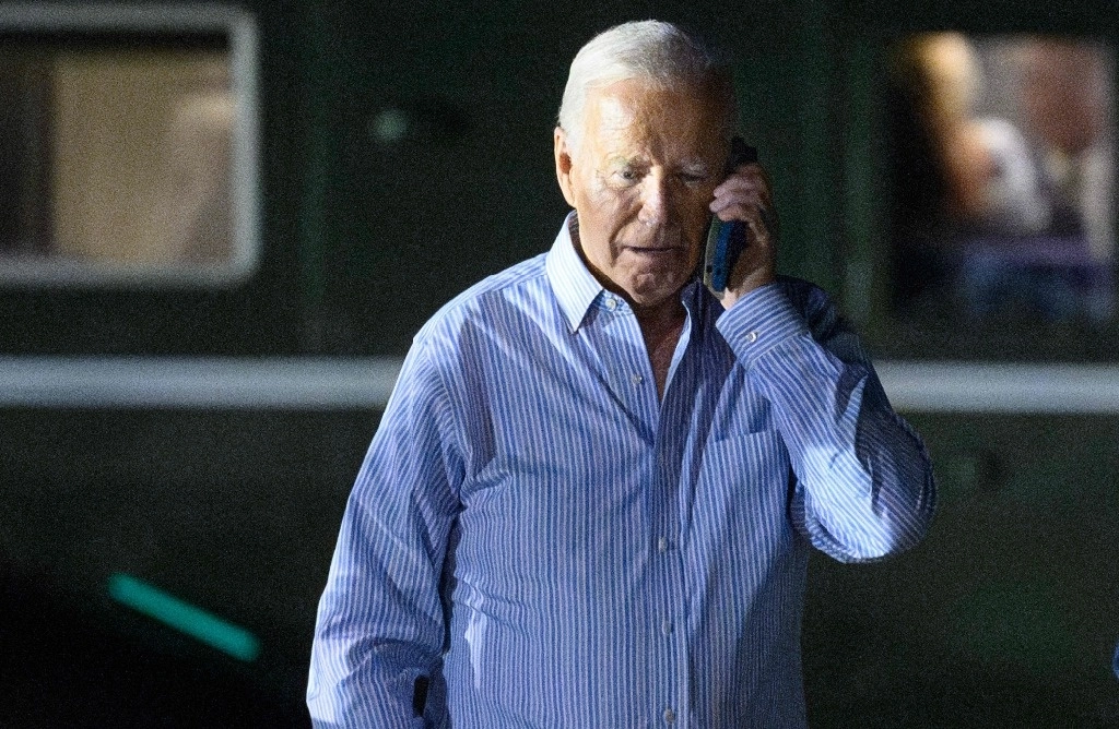 El presidente de Estados Unidos, Joe Biden, habla por teléfono mientras camina desde el Marine One para abordar el Air Force One antes de partir de la Base Aérea McGuire en Nueva Jersey el 29 de junio pasado. Foto AFP