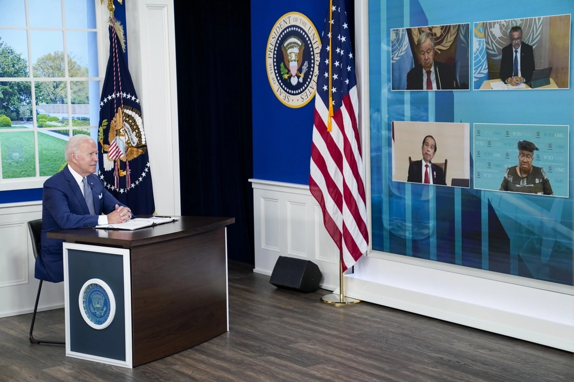  El presidente Joe Biden participó ayer en la cumbre sobre el Covid-19 realizada en video desde el auditorio de la Casa Blanca. Foto Ap