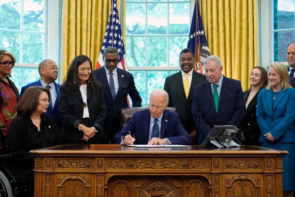 El presidente de EU, Joe Biden, firma en la Casa Blanca una proclamación para designar el Monumento Nacional al Disturbio Racial de Springfield de 1908. Foto Ap 