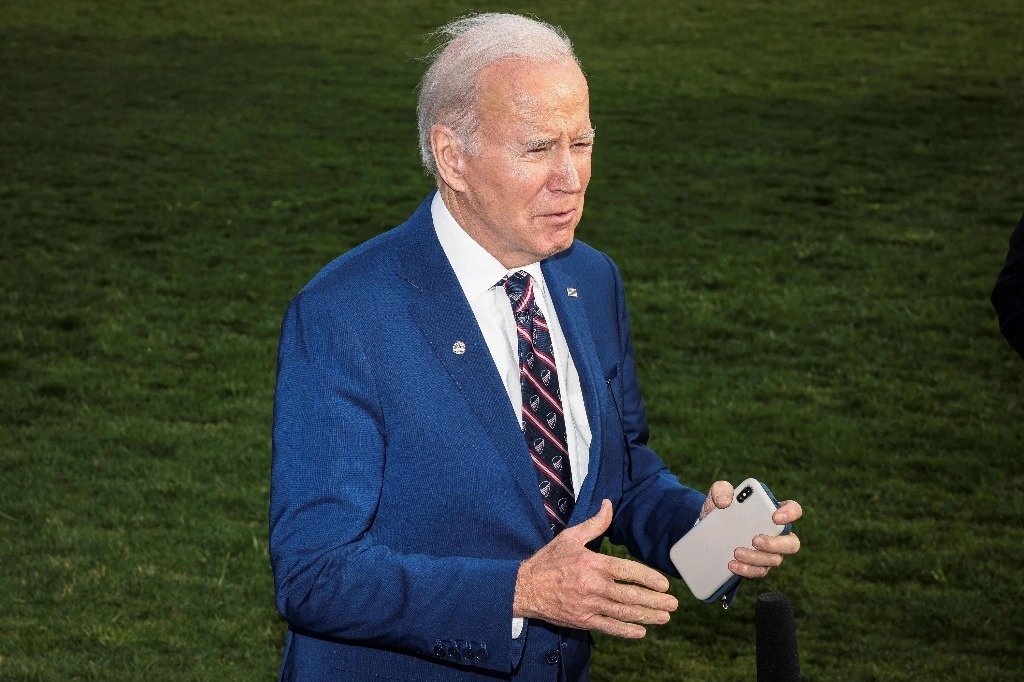 El presidente de los Estados Unidos, Joe Biden, habla con la prensa en el jardín sur de la Casa Blanca, el 28 de marzo de 2023. Foto Afp