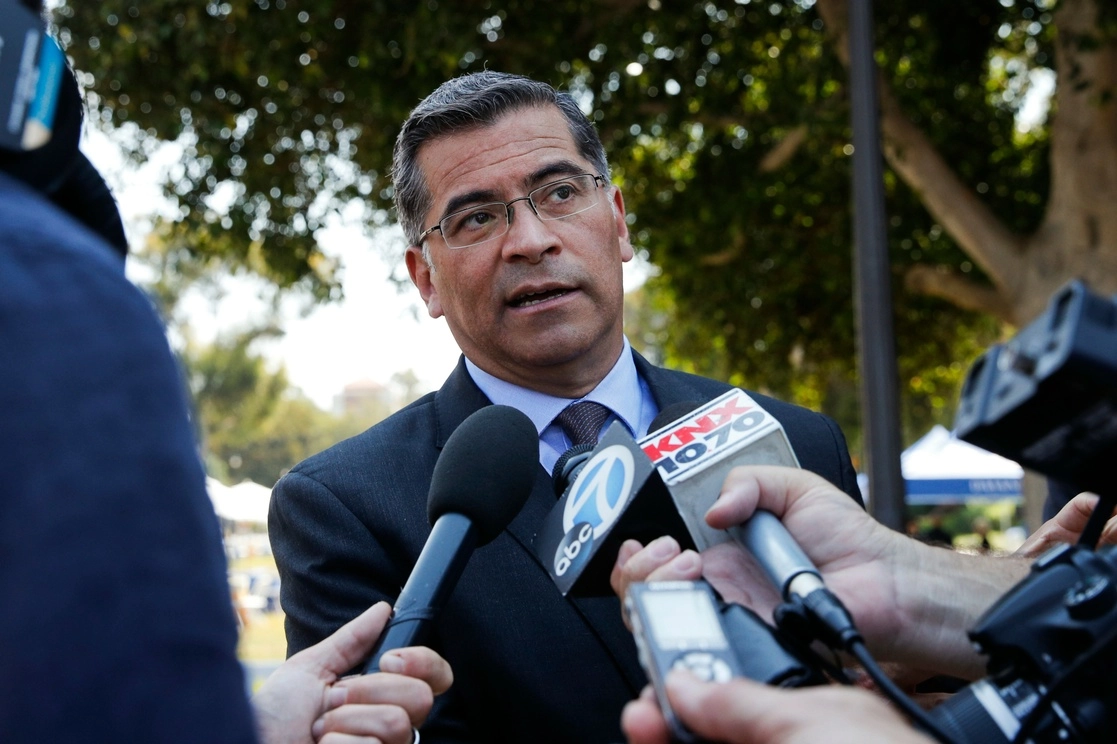 Xavier Becerra, durante una entrevista con varios medios de comunicación. Foto Ap