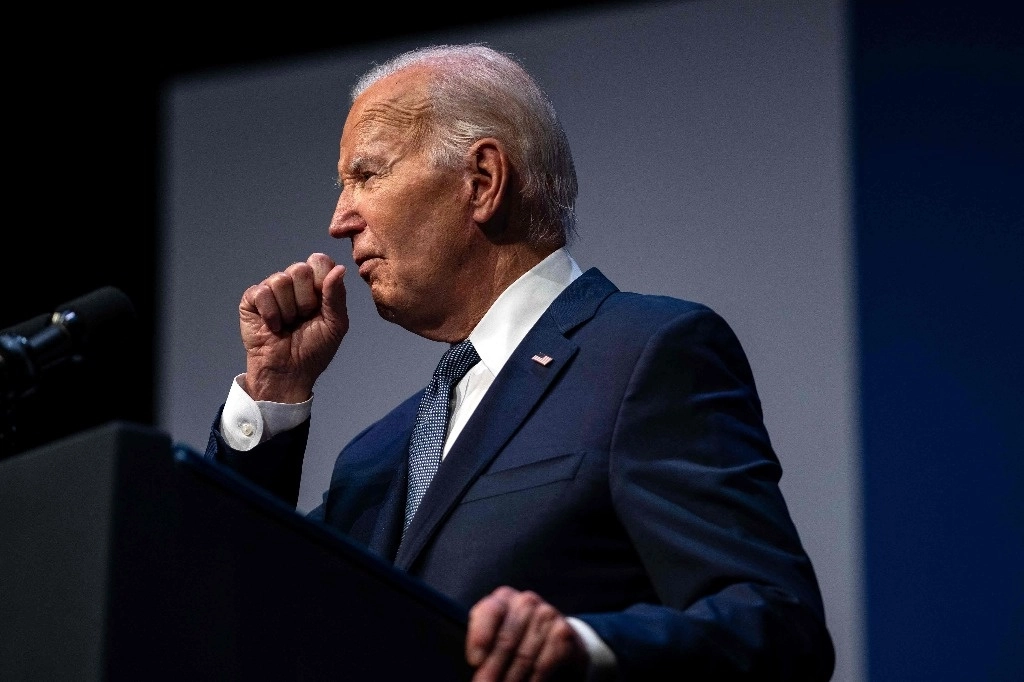 Esta foto tomada el 16 de julio de 2024 muestra al presidente de Estados Unidos, Joe Biden, aclarándose la garganta mientras habla sobre economía durante la Cumbre de propiedad Vote To Live en el College of Southern Nevada en Las Vegas, Nevada. Foto Afp