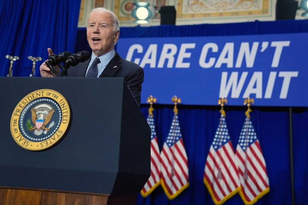 El presidente Joe Biden pronuncia comentarios sobre el gasto propuesto en cuidado infantil y otras inversiones en la "economía del cuidado" durante un mitin en Union Station, el martes 9 de abril de 2024, en Washington. Foto Ap