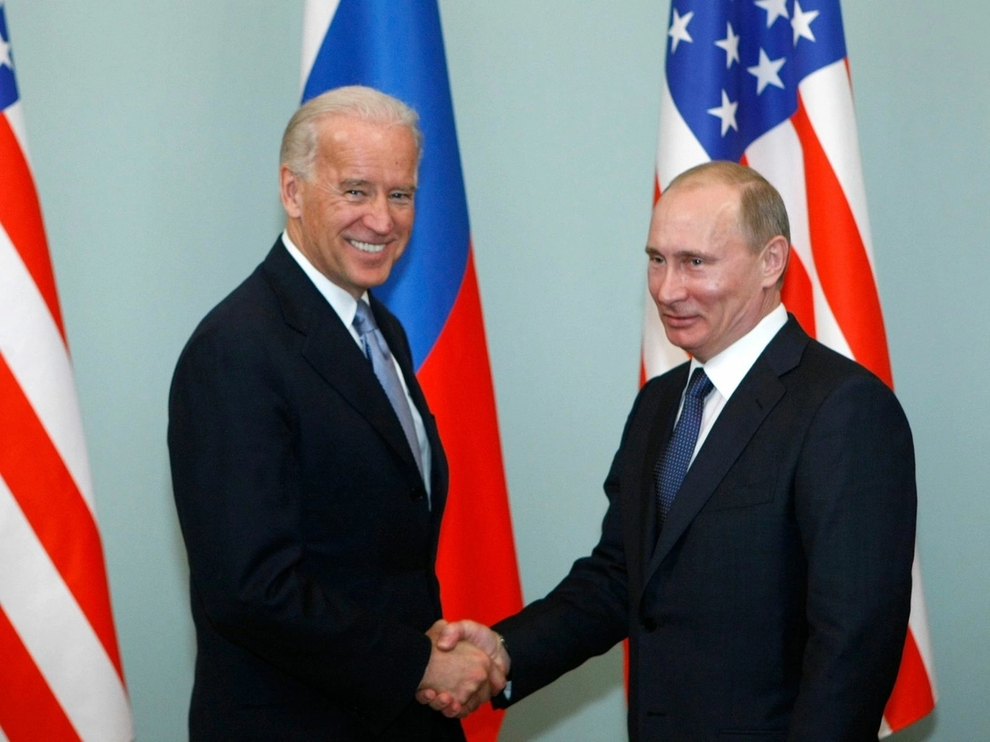 El primer ministro ruso, Vladimir Putin, y el entonces vicepresidente de Estados Unidos, Joe Biden, en Moscú, el 10 de marzo de 2011. Foto Afp 