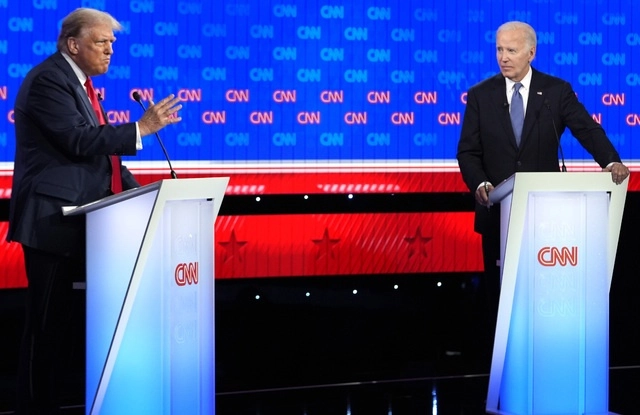 El mandatario estadunidense, Joe Biden (der) y el candidato presidencial republicano, Donald Trump (izq) durante un debate el pasado 27 de junio de 2024. Foto Ap