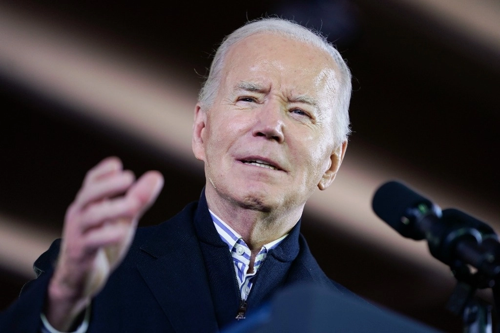 Joe Biden, presidente de EU, firmó un decreto que permite sanciones a bancos que apoyen esfuerzos bélicos de Rusia contra Ucrania. Foto Ap