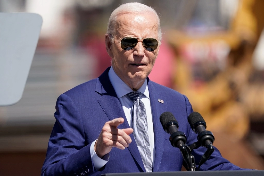 El presidente de Estados Unidos, Joe Biden, promulgó un paquete de gasto por valor de 1.2 billones de dólares, que mantiene la financiación del gobierno durante el año fiscal que comenzó hace seis meses. La imagen, del 20 de marzo de 2024. Foto Ap