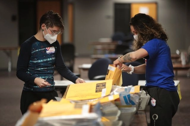 Recuento de las boletas ausentes de una casilla de votación en Milwaukee, Wisconsin. Foto Afp

