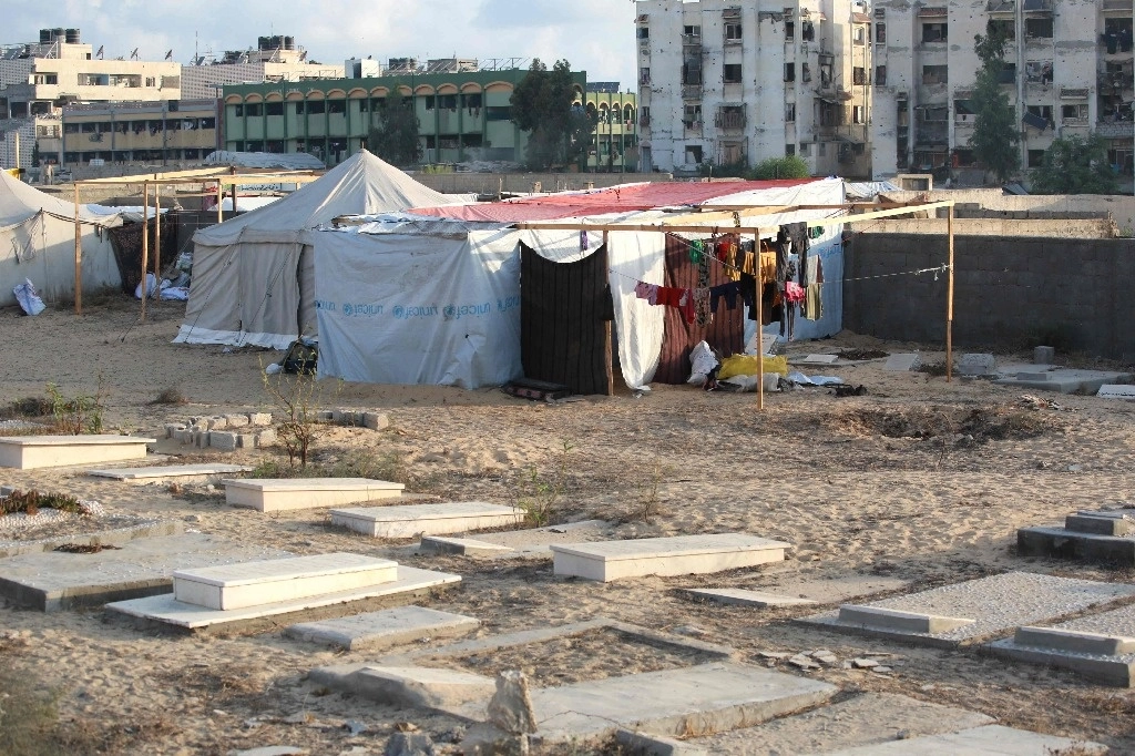 Campamento levantado por palestinos desplazados de Jan Yunis en Gaza. Foto Afp