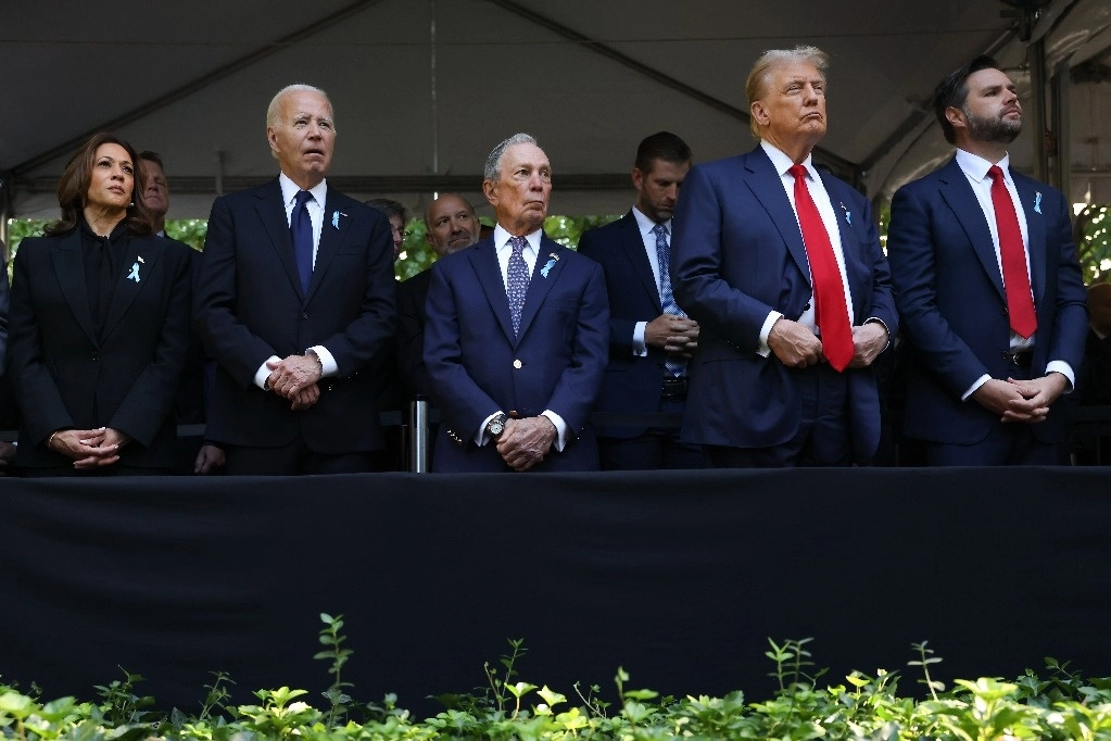 Los candidatos presidenciales, Kamala Harris y Donald Trump, junto al mandatario de EU, Joe Biden, acudieron a la ceremonia por el 23 aniversario de los ataques del 11 de septiembre de 2011. Foto Ap
