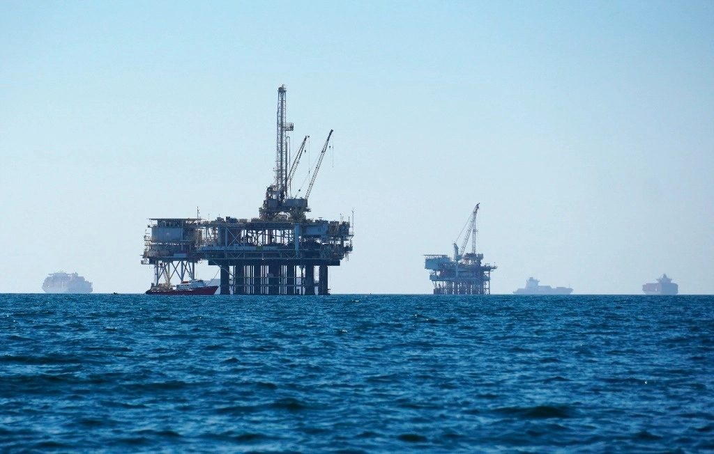 Buques de carga anclados en alta mar, compartiendo espacio con plataformas petroleras, antes de dirigirse al puerto de Los Ángeles-Long Beach el 5 de octubre de 2021. Foto Ap