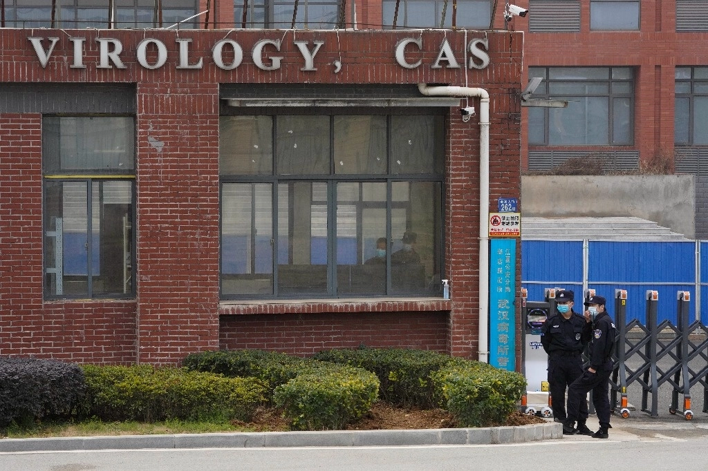 Personal de seguridad vigila el Instituto de Virología de Wuhan durante una visita del equipo de la Organización Mundial de la Salud, el 3 de febrero de 2021. Foto Ap