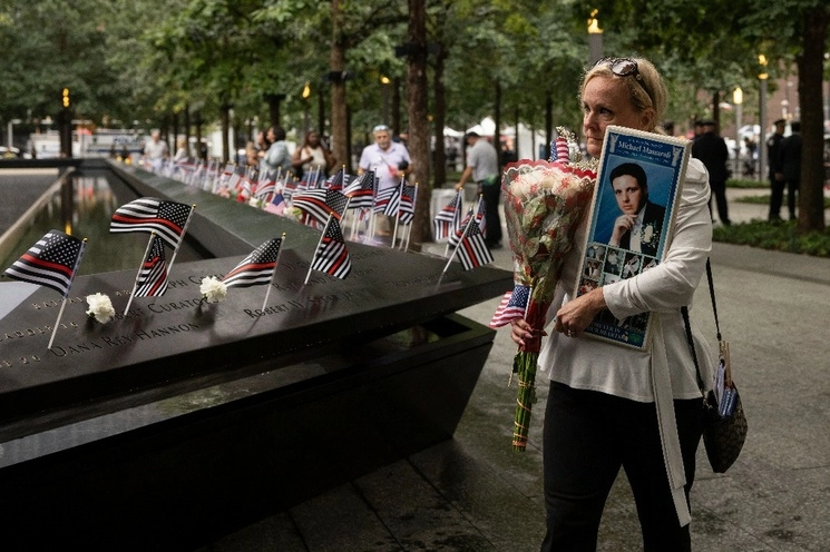 Ceremonia para honrar la memoria de los 2 mil 997 muertos en los atentados de Al Qaeda, ayer en la zona cero de Nueva York. Foto Ap 