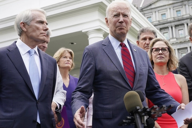 El presidente de EU, Joe Biden, anuncia un acuerdo con un grupo de senadores republicanos y demócratas sobre un plan de inversión masiva en infraestructura. Foto Ap 