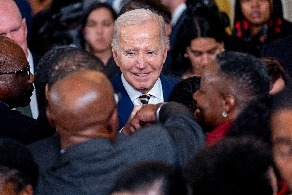 Joe Biden saluda a la audiencia durante una recepción en reconocimiento al Mes de la Historia Afroamericana en el Salón Este de la Casa Blanca en Washington, 6 febrero 2024. Foto Ap.