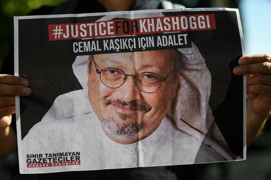 Cartel en el que se exige justicia por el asesinato del periodista Jamal Khashoggi. Foto Afp / Archivo
