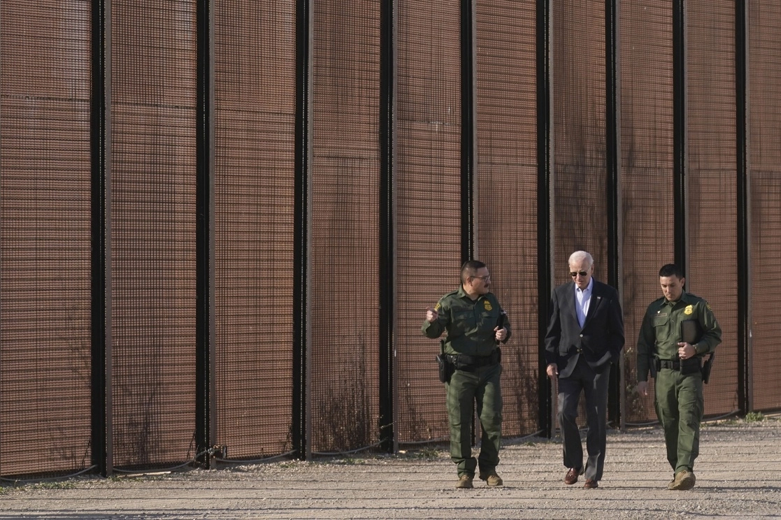 El presidente Joe Biden camina con agentes fronterizos cerca del muro que separa EU y México, en el Paso, Texas. Foto  Ap