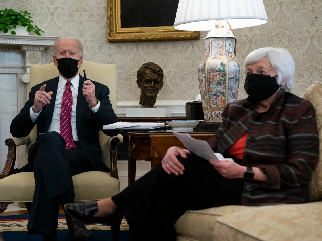 El presidente de Estados Unidos, Joe Biden y la secretaria del Tesoro, Yanet Yellen en la Oficina Oval de la Casa Blanca, en Washington, el 29 de enero de 2021. Foto Ap