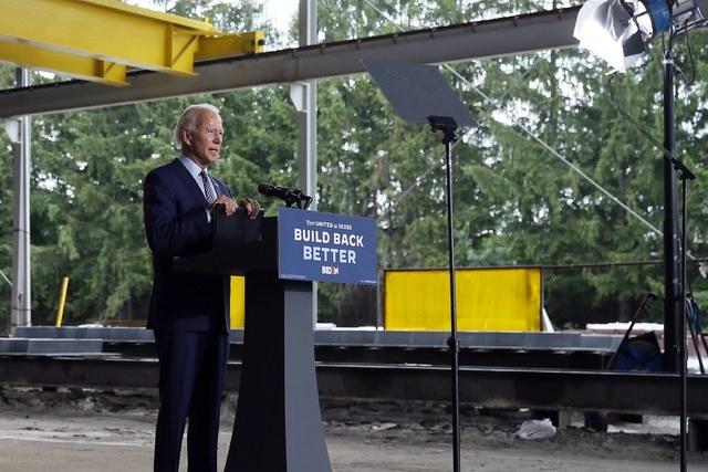 El candidato demócrata a la Casa Blanca, Joe Biden en su visita a una fábrica en Dunmore, Pensilvania. Foto Ap