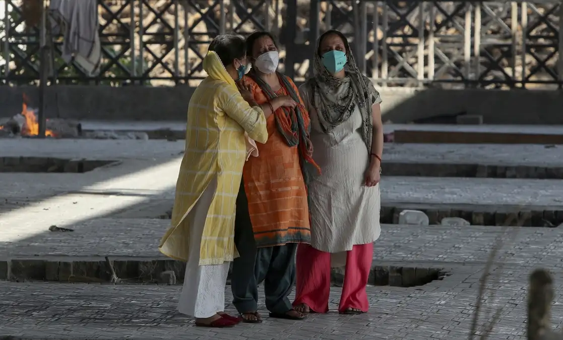 Familiares de una persona fallecida por Covid-19 lloran durante su cremación en Jammu, India, el 26 de abril de 2021. Foto Ap
